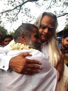 Yogiraj-Amarjyoti-hug-Sunyogi-Umasankar