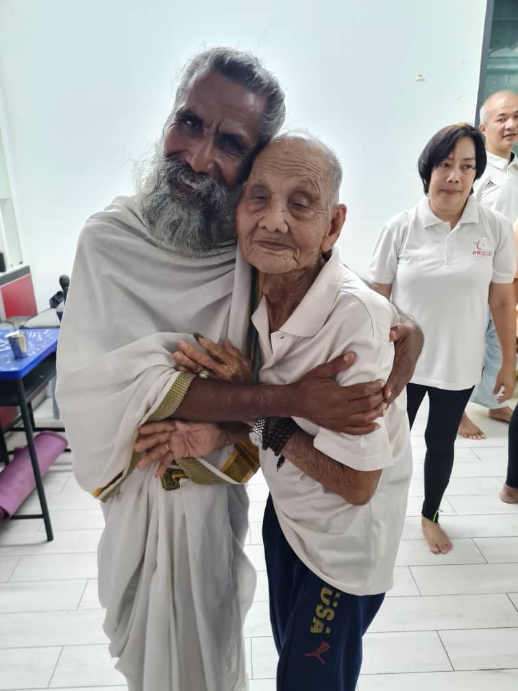 Sunyogi-hugs-old-man