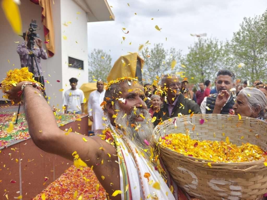 sunyogi-throw-flowers