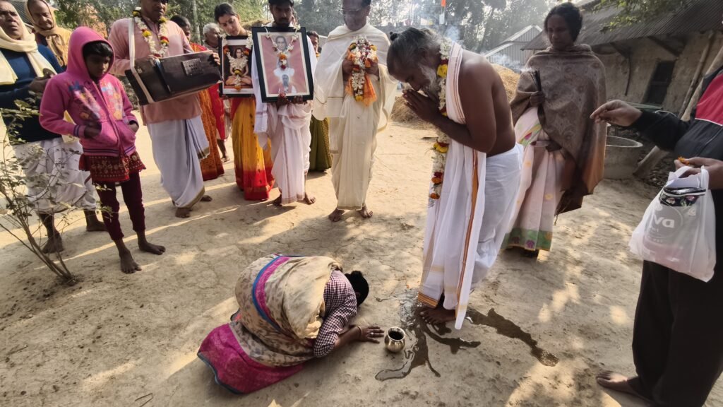 Devotee kneels before Swamiji during parikrama around Lachhipur, Kalpataru Festival UPC 2026.