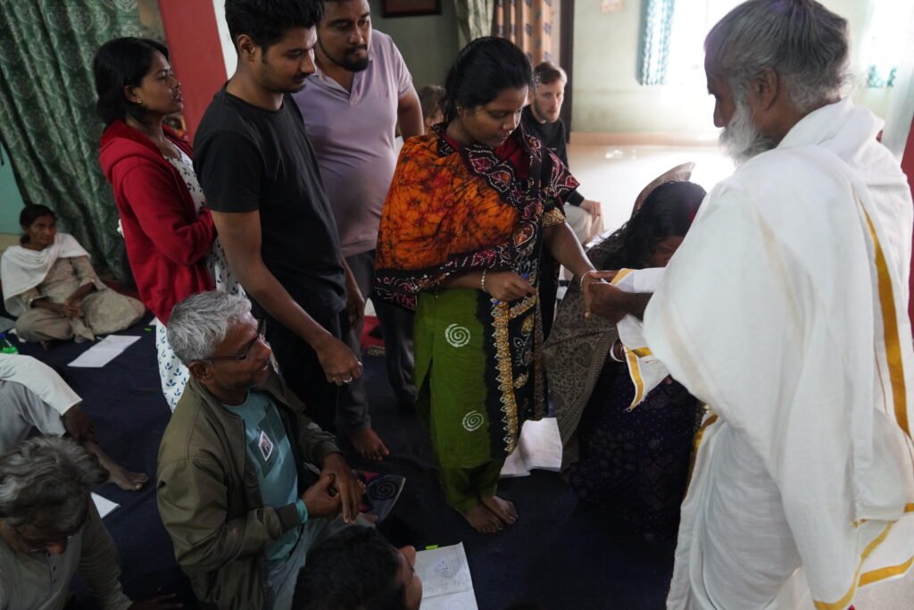 Swamiji show the Acupressure points
